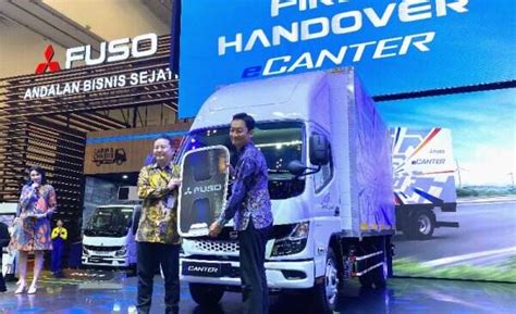 Sehari Diluncurkan Mitsubishi Fuso Serahkan Truk Listrik Ecanter