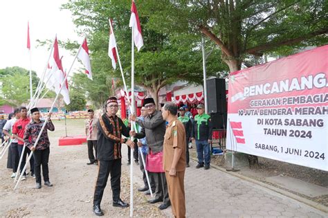 Peringati Hari Lahir Pancasila Pemko Sabang Bagikan Bendera Merah