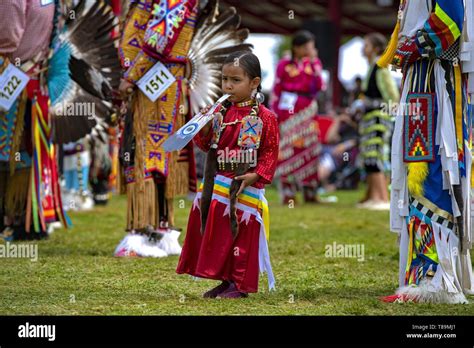 Sioux child pow wow hi-res stock photography and images - Alamy