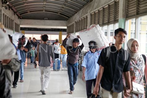 Arus Mudik Lebaran 2024 Di Terminal Purabaya ANTARA Foto