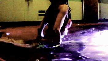 Me cogí a un desconocido en el jacuzzi y dejé que se corriera dentro de mi coño XVIDEOS
