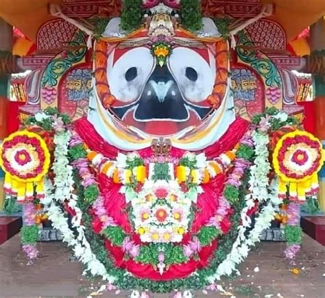 An Elaborately Decorated Face And Body In Front Of A Building With