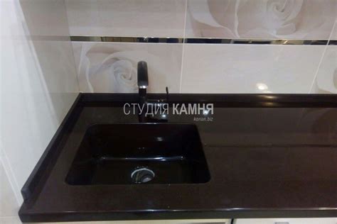 Темная столешница из искусственного камня с мойкой для кухни купить в ...