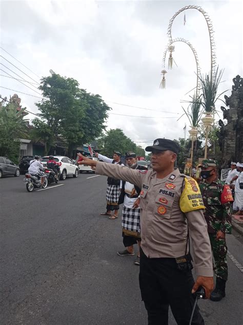 Polsek Mengwi Amankan Tradisi Perang Tipat Bantal Di Desa Adat Kapal