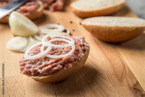 Deutsche Mettbrötchen mit rohen Schweine Mett Brötchen Butter