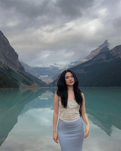 hot girl châu Á không mình hạc xương mai vẫn gây sốt vì quá đẹp