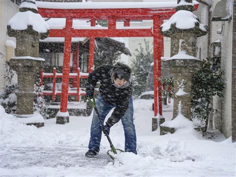 Japon La Neige Et Le Froid Perturbent Les Transports Au Moins Un Mort