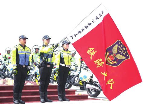 河南法制报2019 09 05头版郑州交警铁骑大队亮相