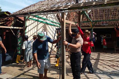 Terancam Longsor Rumah Warga Blora Ini Dipindah Polisi Dan Tni Halo