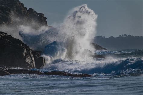 Premium Photo Sea Waves Splashing On Shore Against Sky