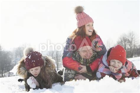 雪の上に寝転ぶ家族11 No 1003249｜写真素材なら「写真ac」無料（フリー）ダウンロードok