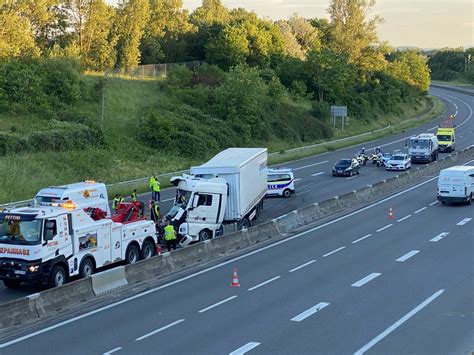 Rhône Accident spectaculaire sur la rocade Est trois blessés dont un