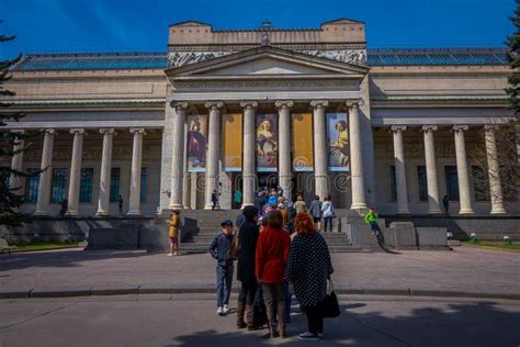 Moscou R Ssia Abril Povos N O Identificados Que Andam Na