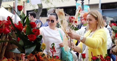 Els Catalans Compraran 7 Milions De Roses I 1 5 Milions De Llibres Per