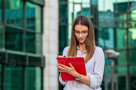 Mujer De Negocios Hermosa Feliz Con Portapapeles Retrato De Mujer De