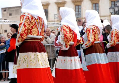 IL FOLCLORE INFIAMMA LA SARDEGNA CAVALCATA SARDA AL GALOPPO VERSO L