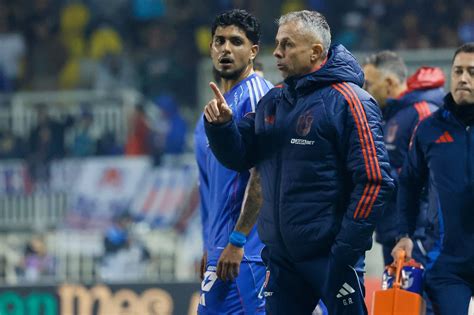 El técnico de la U asume su apuesta fallida ante Limache y le manda un