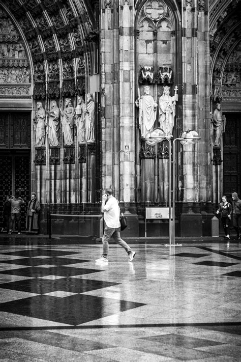 Women Motion Walking Men K Lner Dom Cologne Building Exterior