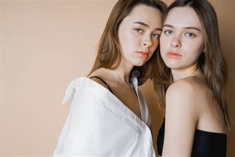Modelli Di Moda Due Ragazze Nude Dei Gemelli Delle Sorelle Belle Che