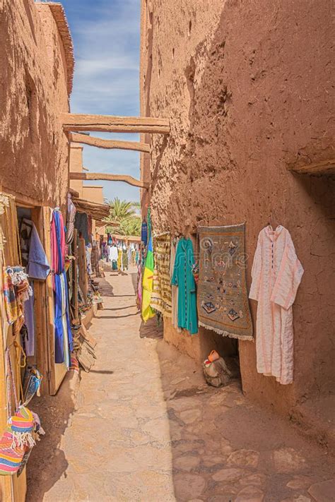 Vue Sur Une Rue étroite Avec Boutiques De Souvenirs Photo éditorial