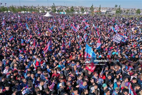 Trabzonsporlu taraftarlar İstanbul da takımlarının şampiyonluğunu