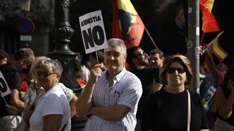 Miles De Personas Se Manifiestan En Barcelona Contra La Amnistía Con