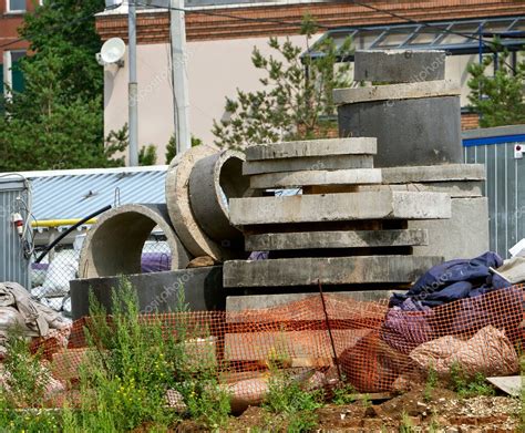 Los Materiales De Construcci N Se Almacenan Detr S De Una Valla De