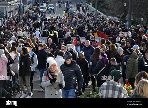 Edinburgh Scotland Uk 03 December 2022 Crowds And Queue On Waverley