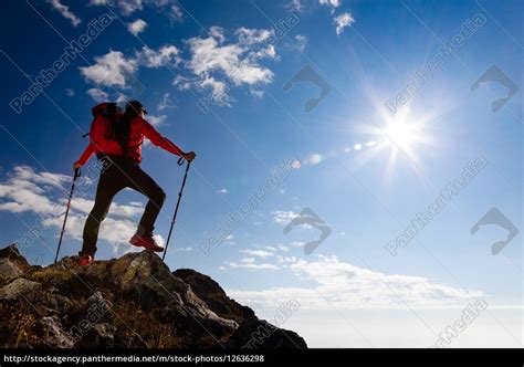 Wanderer Auf Dem Gipfel Eines Berges Stock Photo 12636298