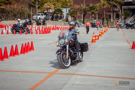 The Riders 55 Conheça a história da motociclista Neusa Genovez The