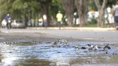 Bahia Meio Dia Salvador Rua fica alagada após rompimento de cano no