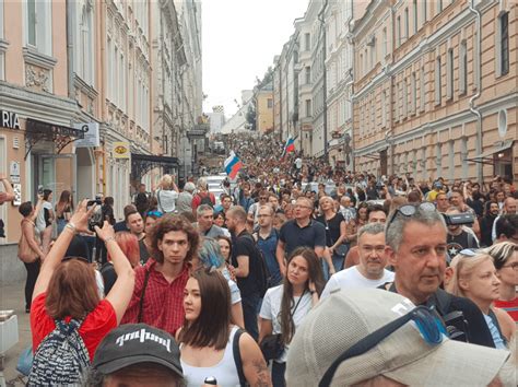 Близо 100 души бяха задържани на протест в Москва - Bulletin.BG