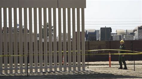 Cuatro de los ocho prototipos del muro con México ya están terminados