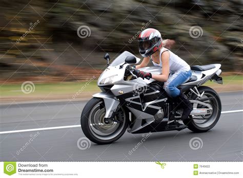 Het Meisje Van De Fietser Van De Blonde Stock Foto Image Of Glamour Rijden 7645622