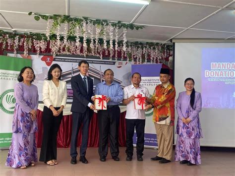 UMP Sumbang 100 Buku Mandarin Buat Pelajar Sekolah UMPSA News