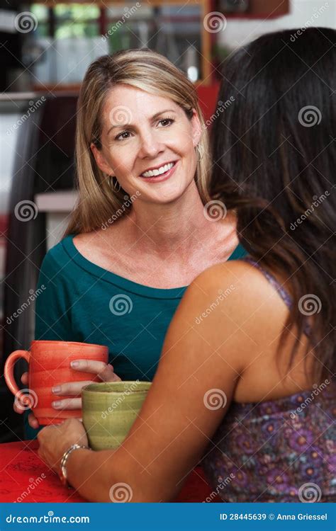 Gl Ckliche Reife Blonde Frau Mit Freund Stockbild Bild Von Erwachsener Gespr Ch