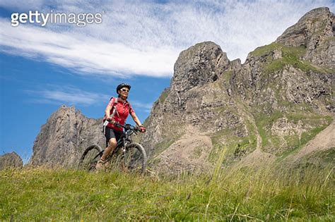 senior woman e mountain biking in the swiss Alps 이미지 1256997642 게티이미지뱅크