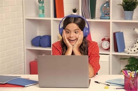 Estudiante De La Escuela Sentada En La Mesa Usando Una Computadora