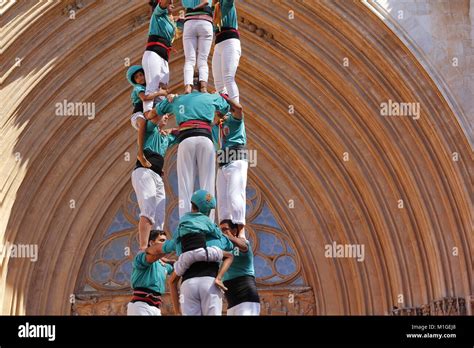 Personas Haciendo Torres Humanas En Frente De La Catedral Un