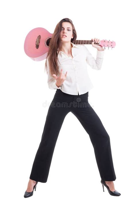 Jeune Et Beau Guitariste Sexy De Femelle Ou De Femme Photo Stock