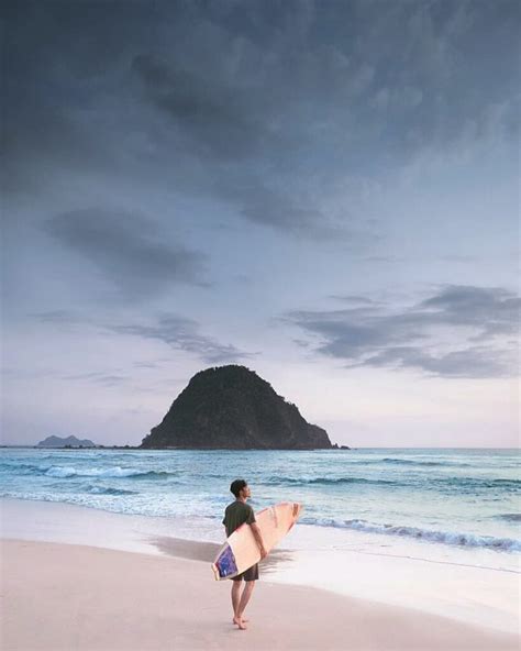 Pantai Pulau Merah Banyuwangi Spot Terbaik Nikmati Sunset