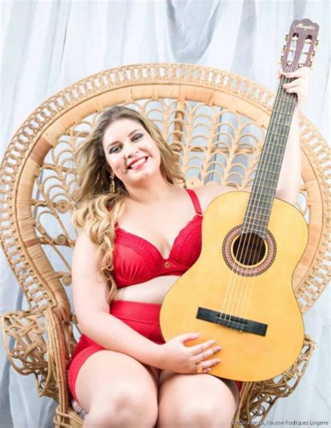 Marília Mendonça posa sexy de lingerie plus size se ame