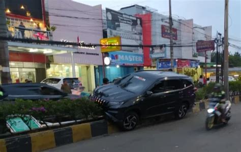 Kecelakaan Di Cianjur Hindari Motor Oleng Mobil Toyota Rush Tabrak