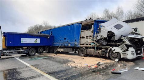 Collision Entre Deux Poids Lourds Sur La1 à Hauteur De Phalempin Un