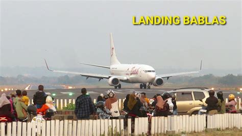 Pesawat Batik Landing Bablas Sampai Ke Ujung Runway Youtube