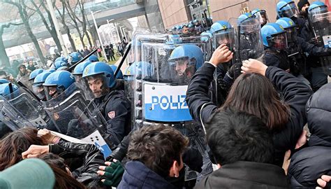 Scontri Al Corteo Degli Studenti A Torino Lancio Di Sassi Contro La