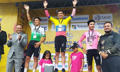 Richard Carapaz Feliz Con Su Maillot Tricolor