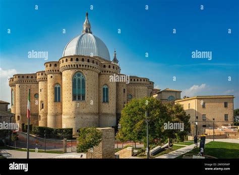 Los ábsides traseros y la majestuosa cúpula Santuario de la Santa Casa