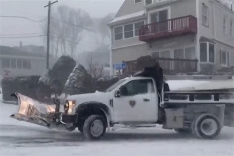 美国遭遇强劲暴风雪：多州进入紧急状态，马萨诸塞州超12万户停电凤凰网视频凤凰网