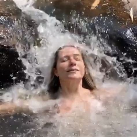 Leticia Spiller Toma Banho De Cachoeira